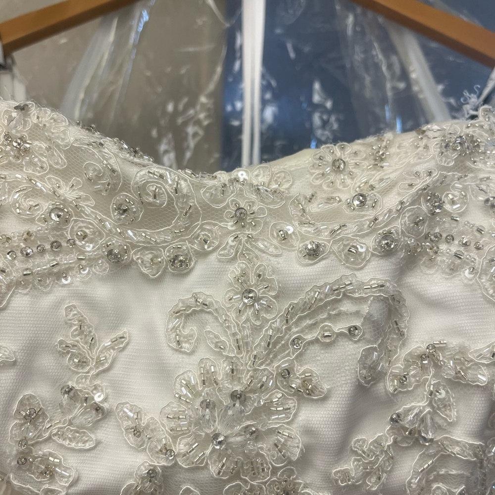 David Tutera Ivory Bridal Gown Label Close-Up - Picture 6 of 8